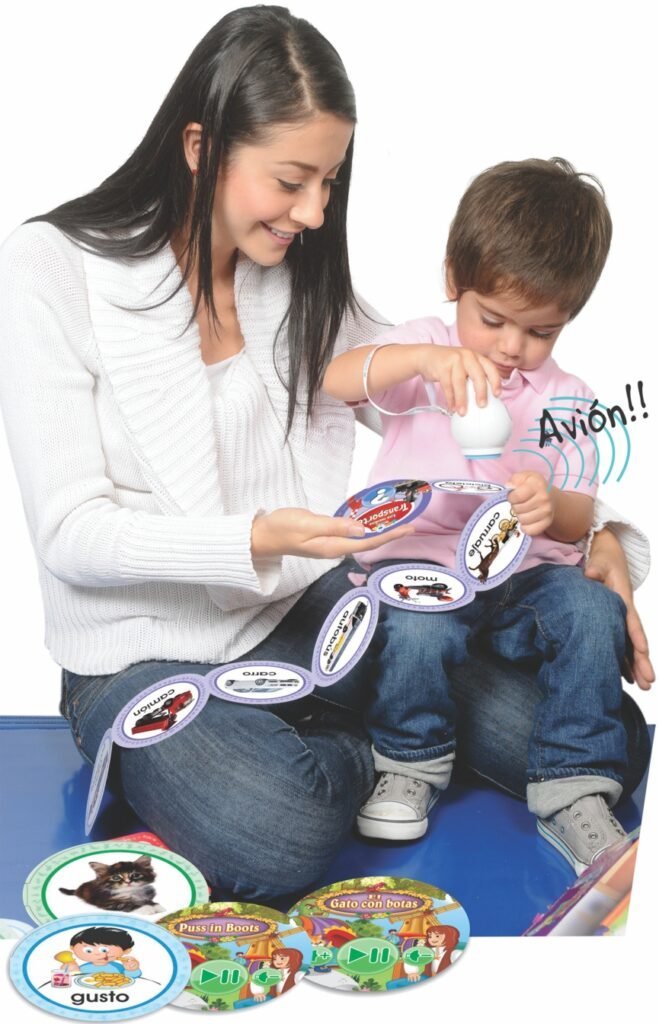 Mamá estimulando a su bebé feliz